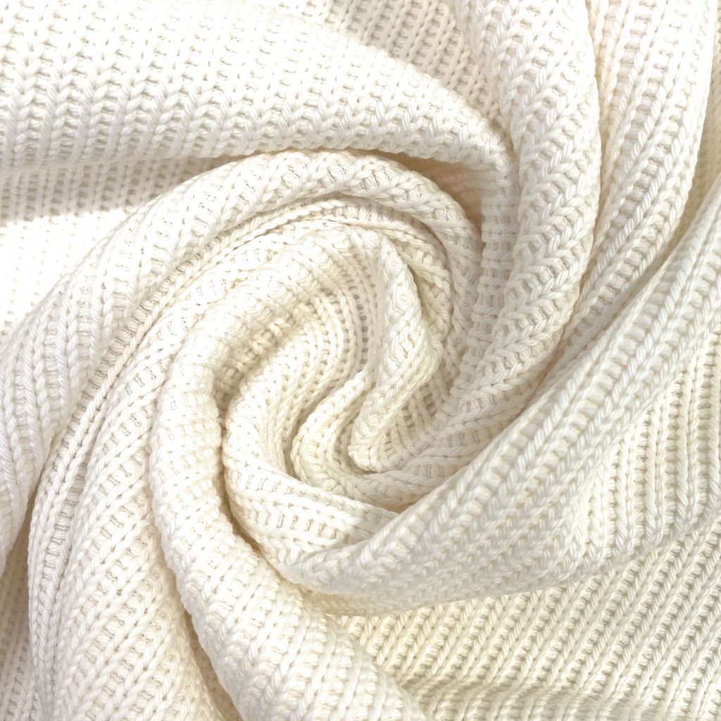 Ткань для свитера белая