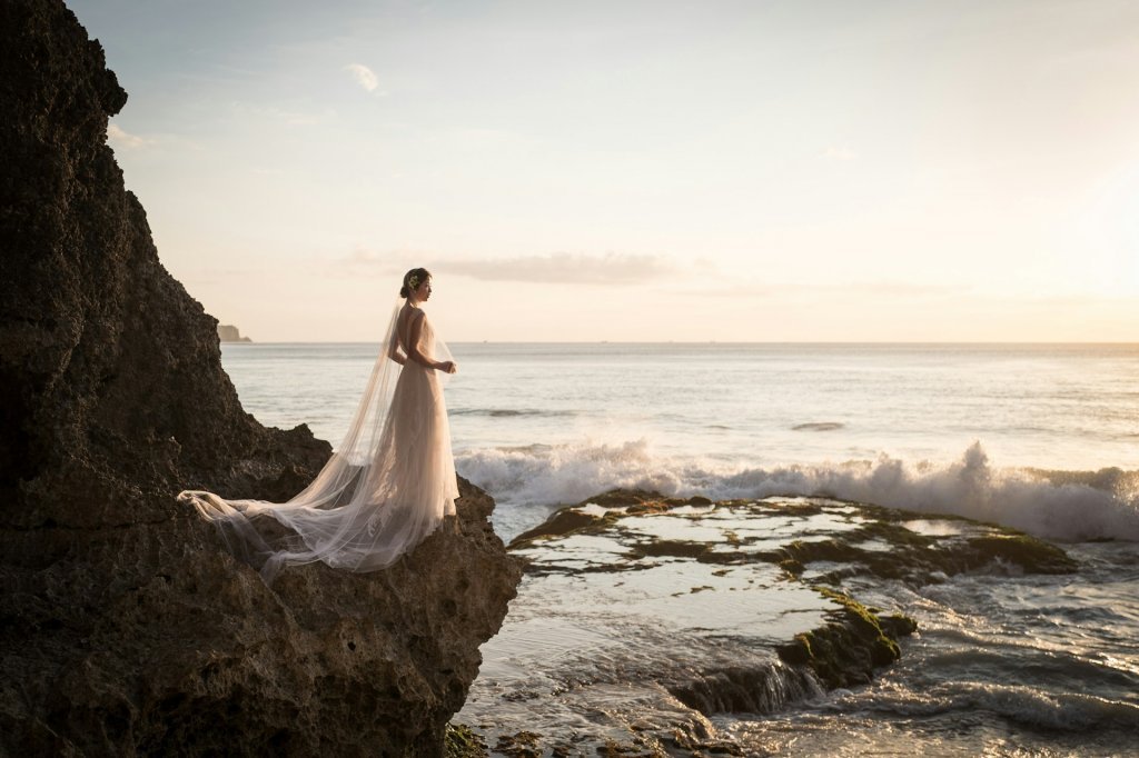 Невеста в свадебном платье на фоне гор и океана